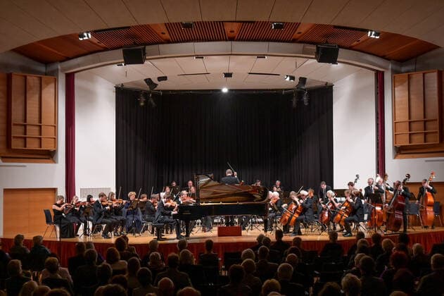 Konzert des Orchesters der Gesellschaft der Musikfreunde Gmunden, im Toskana Kongress, im Rahmen der Salzkammergut Festwochen in Gmunden, am 30.10.21. Das Bild zeigt eine Gesamtansicht des Orchesters mit Publikum 2021 - Konzert des Orchesters der Gesellschaft der Musikfreunde Gmunden, im Toskana Kongress, im Rahmen der Salzkammergut Festwochen in Gmunden, am 30.10.21