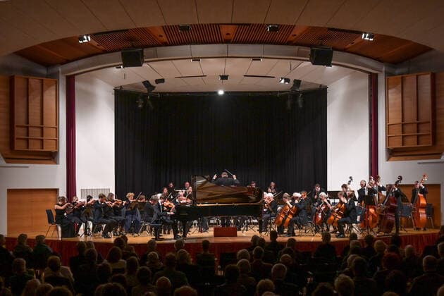 Konzert des Orchesters der Gesellschaft der Musikfreunde Gmunden, im Toskana Kongress, im Rahmen der Salzkammergut Festwochen in Gmunden, am 30.10.21. Das Bild zeigt eine Gesamtansicht des Orchesters mit Publikum 2021 - Konzert des Orchesters der Gesellschaft der Musikfreunde Gmunden, im Toskana Kongress, im Rahmen der Salzkammergut Festwochen in Gmunden, am 30.10.21