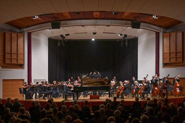 Konzert des Orchesters der Gesellschaft der Musikfreunde Gmunden, im Toskana Kongress, im Rahmen der Salzkammergut Festwochen in Gmunden, am 30.10.21. Das Bild zeigt eine Gesamtansicht des Orchesters mit Publikum 2021 - Konzert des Orchesters der Gesellschaft der Musikfreunde Gmunden, im Toskana Kongress, im Rahmen der Salzkammergut Festwochen in Gmunden, am 30.10.21
