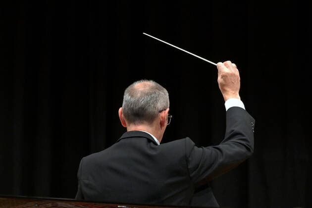 Konzert des Orchesters der Gesellschaft der Musikfreunde Gmunden, im Toskana Kongress, im Rahmen der Salzkammergut Festwochen in Gmunden, am 30.10.21. Das Bild zeigt den Dirigenten des Orchesters, Klaus Pesendorfer während des Dirigierens. 2021 - Konzert des Orchesters der Gesellschaft der Musikfreunde Gmunden, im Toskana Kongress, im Rahmen der Salzkammergut Festwochen in Gmunden, am 30.10.21