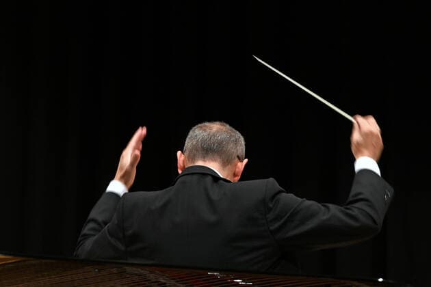 Konzert des Orchesters der Gesellschaft der Musikfreunde Gmunden, im Toskana Kongress, im Rahmen der Salzkammergut Festwochen in Gmunden, am 30.10.21. Das Bild zeigt den Dirigenten des Orchesters, Klaus Pesendorfer während des Dirigierens. 2021 - Konzert des Orchesters der Gesellschaft der Musikfreunde Gmunden, im Toskana Kongress, im Rahmen der Salzkammergut Festwochen in Gmunden, am 30.10.21