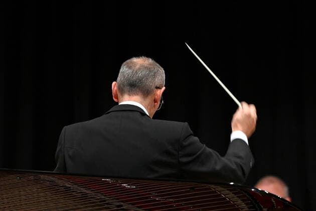 Konzert des Orchesters der Gesellschaft der Musikfreunde Gmunden, im Toskana Kongress, im Rahmen der Salzkammergut Festwochen in Gmunden, am 30.10.21. Das Bild zeigt den Dirigenten des Orchesters, Klaus Pesendorfer während des Dirigierens. 2021 - Konzert des Orchesters der Gesellschaft der Musikfreunde Gmunden, im Toskana Kongress, im Rahmen der Salzkammergut Festwochen in Gmunden, am 30.10.21