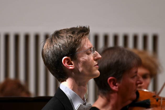 Konzert des Orchesters der Gesellschaft der Musikfreunde Gmunden, im Toskana Kongress, im Rahmen der Salzkammergut Festwochen in Gmunden, am 30.10.21. Das Bild zeigt das Profil des Pianisten Florian Feilmair im Spie 2021 - Konzert des Orchesters der Gesellschaft der Musikfreunde Gmunden, im Toskana Kongress, im Rahmen der Salzkammergut Festwochen in Gmunden, am 30.10.21