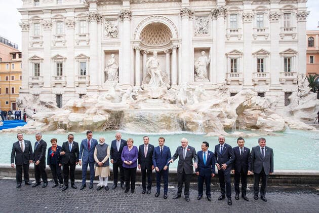 News Themen der Woche KW43 News Bilder des Tages October 31, 2021, ROME, Italia: (From 2nd - L) Singapore s Prime Minister Lee Hsien Loong, International Monetary Fund (FMI) Managing director Kristalina Georgieva, Director General World Health Organization (WHO) Tedros Adhanom Ghebreyesus, Spanish Prime Minister Pedro Sanchez, Indian Prime Minister Narendra Modi, Australian Prime Minister Scott Morrison, German Chancellor Angela Merkel, Italian Prime Minister Mario Draghi, French President Emmanuel Macron, British Prime Minister Boris Johnson, Director general Food and Agriculture Organization (FAO) Qu Dongyu, President of the European Council Charles Michel and Japanese Vice Foreign Minister, Takeo Mori, throw, as usual, coins into the Trevi Fountain all together on the occasione of the - ZUMAa110 20211031_zaf_a110_018 Copyright: xRobertoxMonaldo Pool Lapressex