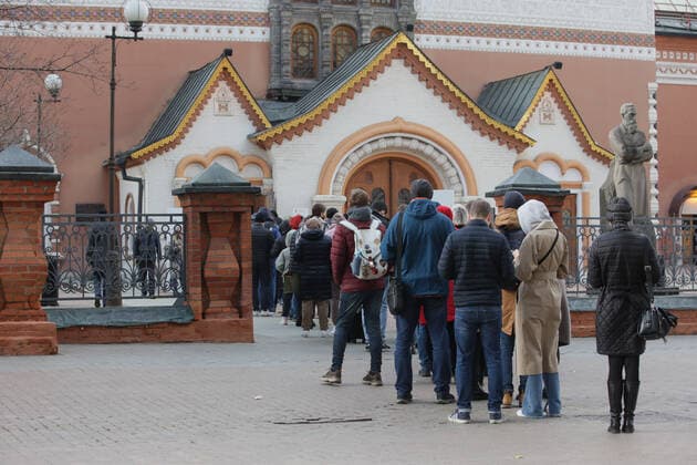 Russia Coronavirus Restrictions 6686207 31.10.2021 People queue to enter the State Tretyakov Gallery, in Moscow, Russia. Moscow introduced new measures beginning October 28, shutting down kindergartens, schools, gyms, entertainment venues and most stores, and restricting restaurants to takeout or delivery. Access to museums, theaters, concert halls and other venues in Russia is limited to people holding QR-codes to prove they have been vaccinated or recovered from COVID-19, a practice that will remain after November 7. Vitaliy Belousov Sputnik Moscow Russia  Copyright: xVitaliyxBelousovx