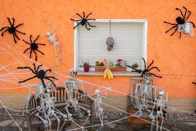 Blick auf das dekorierte Halloween-Haus am 31.10.2021 in Walschleben bei Erfurt. Seit zehn Jahren schmueckt Mario Leicht sein Haus mit gruseliger Dekoration an Halloween. Aufgrund der Abstands- und Hygieneregeln wegen der Corona Pandemie werden in diesem Jahr keine Suessigkeiten an Halloween verteilt. Das dekorierte Haus ist trotzdem zu bestaunen. The Halloween House of Walschleben, the creepy house of insurance salesman Mario Leicht. He has been decorating his house with creepy decorations on Halloween for ten years. search: Deutschland Thueringen Halloween Halloween-Haus Halloweenhaus Allerheiligen Aussenaufnahme Brauch Braeuche Brauchtum Deko Dekoration Deutschland Europa Feiern Fest Feste Garten Gebaeude Gebaeude Gesellschaft Grund