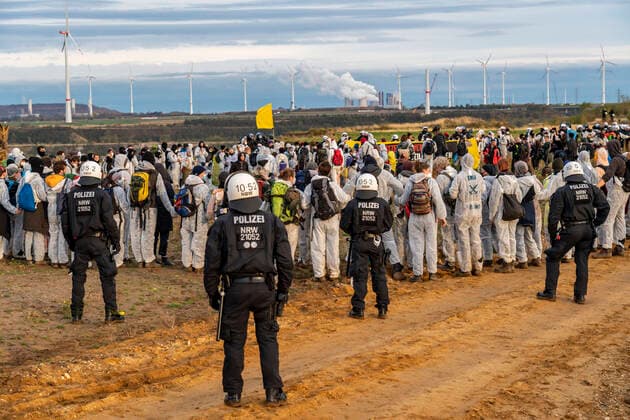 Bilder des Jahres 2021, News 10 Oktober News Themen der Woche KW43 News Bilder des Tages Protestaktion gegen den Abriss des Dorfes Lützerath im Rheinischen Braunkohlerevier, das zur Erweiterung des Tagebaus Garzweiler II weichen soll, Aktivisten wollten eine Abraumbagger besetzten, wurden aber von der Polizei am der Abraumkante gestoppt, Lützerath, NRW, Deutschland, Braunkohle Proteste *** Protest action against the demolition of the village of Lützerath in the Rhenish lignite mining area, which is to make way for the expansion of the Garzweiler II open pit mine, activists wanted to occupy a spoil excavator, but were stopped by the police at the spoil edge, Lützerath, NRW, Germany, lignite protests