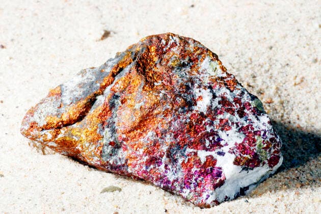 IMAGO Nature: Unsere Erde, Ressourcen, Erze Kupferglanz, Halbedelstein, Mineralien, McPMKD *** Copper luster, semi-precious stone, minerals, McPMKD McPMKD
