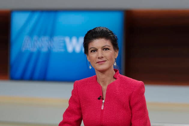 Sahra Wagenknecht bei Anne Will 2021-10-31, Deutschland, Berlin - Sahra Wagenknecht (Die Linke), Bundestagsabgeordnete, zur Gast bei Anne Will im Ersten. Thema der ARD-Politiktalkrunde: Steigende Neuinfektionen, Sorge wegen Impfskepsis - Hilft oder schadet mehr Druck auf Ungeimpfte?