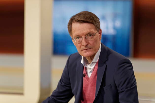 Karl Lauterbach bei Anne Will 2021-10-31, Deutschland, Berlin - Karl Lauterbach (SPD), Bundestagsabgeordneter, Gesundheitsökonom und Epidemiologe, zur Gast bei Anne Will im Ersten. Thema der ARD-Politiktalkrunde: Steigende Neuinfektionen, Sorge wegen Impfskepsis - Hilft oder schadet mehr Druck auf Ungeimpfte?