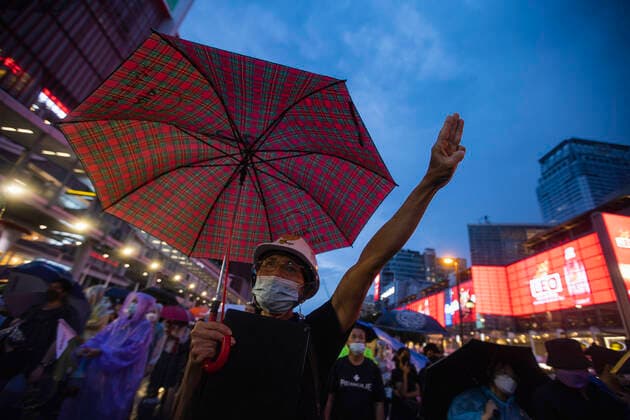 October 31, 2021, Bangkok, Thailand: A protester makes a three finger salute during the demonstration..Pro-democracy protesters gathered on Ratchadumri Road demanding the abolition of the lese majesty law (article 112 of the Thai criminal code) and monarchy reform. Bangkok Thailand - ZUMAs197 20211031_zaa_s197_158 Copyright: xVaruthxPongsapipattx