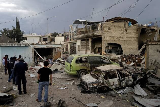 Photograph of the area where an explosion and fire occurred today, in the municipality of San Pablo Xochimehuacan, in the state of Puebla, Mexico 31 October 2021. Elements of Civil Protection, the Mexican Army, and the Navy protect the area from the explosion and fire due to a gas leak in a clandestine outlet. Explosion due to clandestine gas intake in the state of Puebla !ACHTUNG: NUR REDAKTIONELLE NUTZUNG!  Copyright: xHildaxRíosx MEX5668 20211101-3436d0390c9e83653ea01c49f7f41f7cba88edc8