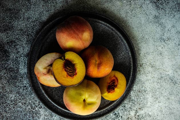 IMAGO Creative: Clickbait, Rezepte und Kochen Ripe and healthy peach fruits in the bowl Copyright: xAnnaxBogushx 39103882