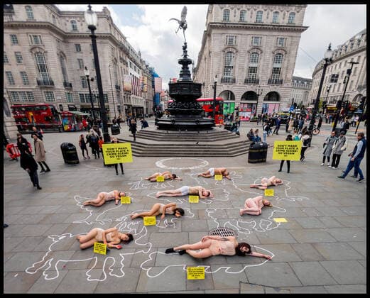 Bilder des Jahres 2021, News 11 November News Themen der Woche KW44 . 01 11 2021. London, United Kingdom. PETA Vegan Day Protest. A group of nearly nude animal rights activists lie dead at Piccadilly Circus in a meat industry crime scene . Created by PETA on World Vegan Day, activists mark the outlines of fish, pigs, sheep, cows, and chickens and display a banner that proclaims, Don t Make Your Plate a Crime Scene: Go Vegan.  xMartynxWheatleyx xi-Imagesx IIM-22757-0001