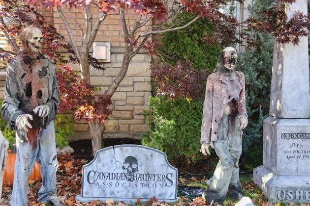 Halloween In Vaughan Scary Halloween decorations outside a house in Vaughan, Ontario, Canada, on October 31, 2021. Vaughan ONTARIO Canada  Copyright: xCreativexTouchxImagingxLtdx friedman-hallowee211031_npS2c