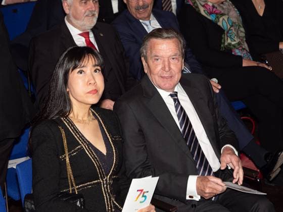 News Bilder des Tages Festakt 75 Jahre Niedersachsen Kim So-yeon und der ehemalige Bundeskanzler Gerhard Schröder beim Festakt *** Ceremony 75 years of Lower Saxony Kim So yeon and former Chancellor Gerhard Schröder at the ceremony Copyright: xBerndxGüntherx