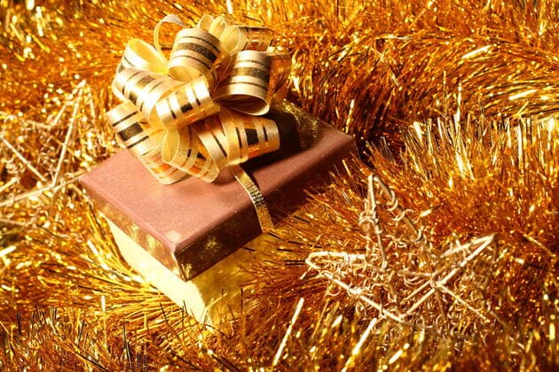 Geburtstag - Symbolbilder holiday gift on golden background close up Copyright: xx 5860860