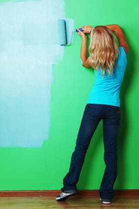 woman paints the wall roller Copyright: xx 6021590