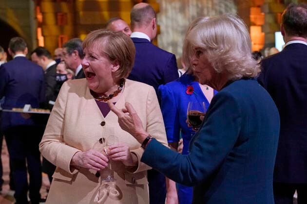 Bilder des Jahres 2021, Entertainment 11 November Entertainment Themen der Woche KW44 Entertainment Bilder des Tages . 01 11 2021. Glasgow, United Kingdom. German Chancellor Angela Merkel and Camilla, Duchess of Cornwall, at an evening reception at COP 26 in Glasgow, Scotland, United Kingdom.  xPoolx xi-Imagesx IIM-22758-0082