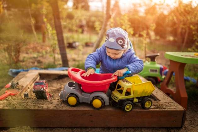 IMAGO Creative: Jahreszeit Frühling, Frühlingsanfang am 20. März Small boy playing with toys in sandpit wearing blue clothes Gryfino, West Pomeranian Voivodeship, Poland CR_XCKH2110292A-856642-01 ,model released, Symbolfoto