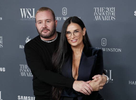 Bilder des Jahres 2021, Entertainment 11 November Entertainment Themen der Woche KW44 Entertainment Bilder des Tages Designer Kim Jones and Demi Moore arrive on the red carpet at the WSJ Magazine 2021 Innovator Awards on Monday, November 1, 2021 at the Museum of Modern Art in New York City.  NYP20211101131 JohnxAngelillo
