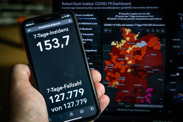 Coronavirus in Deutschland - Covid-19-Dashboard des Robert Koch-Institut 02.11.2021: Robert Koch-Institut: 7-Tage-Inzidenz 153,7. 7-Tage-Fallzahl 127.779. COVID-19-Fälle 4.618.021. Zugang um 10.813 gegenüber dem Vortag. COVID-19-Todesfälle 95.833. Zugang um 81 gegenüber dem Vortag.