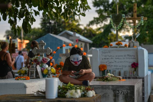 News Bilder des Tages All Saints Day Celebrations In Playa Del Carmen A young boy using a cell phone while sitting on a grave in the municipal cemetery in Playa del Carmen. All Saints Day in Mexico coincides with the first day of the Day of the Dead (Dia de Muertos) celebration. It commemorates children who have died (Dia de los Inocentes) and the second day celebrates all deceased adults. In 2008, the tradition was inscribed in the Representative List of the Intangible Cultural Heritage of Humanity by UNESCO. On Monday, 1 November 2021, in Playa Del Carmen, Quintana Roo, Mexico. Playa Del Carmen Mexico  Copyright: xArturxWidakx widak-allsaint211101_np1Ae