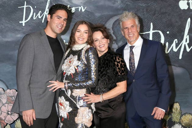 Bilder des Jahres 2021, Entertainment 11 November Entertainment Themen der Woche KW44 November 1, 2021, West Hollywood, CA, USA: LOS ANGELES - NOV 1: Griffin Steinfeld, Hailee Steinfeld, Cheri Steinfeld, Pete Steinfeld at the Apple TV+ Dickinson Season 3 Premiere at the Pacific Design Center on November 1, 2021 in West Hollywood, CA West Hollywood USA - ZUMAb170 20211101_zap_b170_071 Copyright: xKayxBlakex