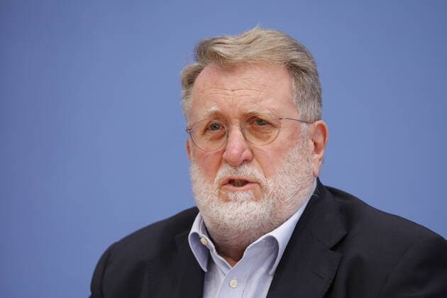 Prof. Dr. Thomas Mertens, Vorsitzender der Ständigen Impfkommission STIKO), Deutschland, Berlin, Bundespressekonferenz, Thema: Corona-Lage: Wie kommen wir gut durch den Winter? Voraussetzungen und Maßnahmen *** Prof Dr Thomas Mertens, Chairman of the Standing Commission on Vaccination STIKO , Germany, Berlin, Federal Press Conference, Topic Corona Situation How to get through the winter well Prerequisites and measures
