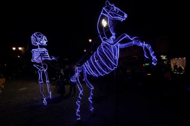 Day Of The Dead In Mexico A skull and a led horse near the San Pedro Cemetery, Tlahuac, on the occasion of the Day of the Dead in Mexico during the COVID-19 health emergency and the green epidemiological traffic light in the capital. Mexico City Mexico  Copyright: xGerardoxVieyrax vieyra-notitle211101_npxvu