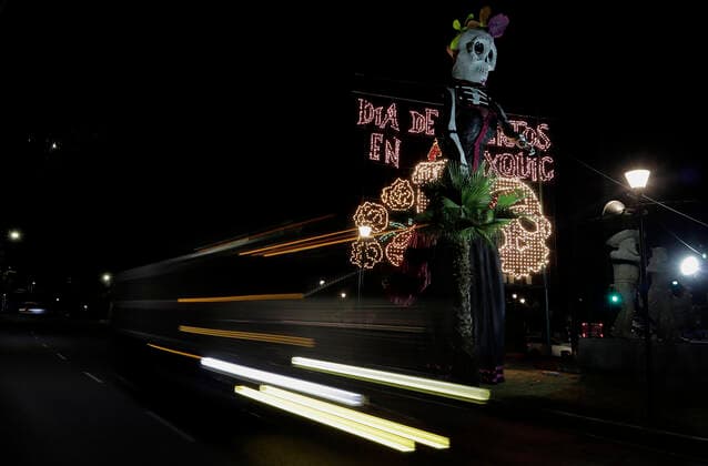 Day Of The Dead In Mexico A catrina on Tlahuac Avenue near the San Pedro Cemetery, Tlahuac, where family members visited and decorated the graves of their loved ones on the occasion of the Day of the Dead in Mexico during the COVID-19 health emergency and the green epidemiological traffic light in the capital. Mexico City Mexico  Copyright: xGerardoxVieyrax vieyra-notitle211101_npNca