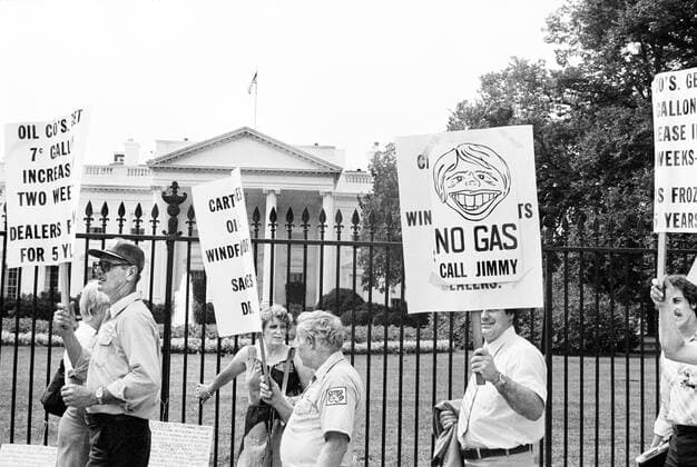 IMAGO History, Ölpreiskrise 1973 Gasoline dealers demonstrating with picket signs at the White House, Washington, D.C., USA, Marion S. Trikosko, US News & World Report Magazine Collection, August 1, 1979  Copyright: xCircaxImagesx ghi-circa10382