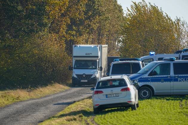Schöpstal - Flüchtlings-Gruppe nahe der Grenze ausgesetzt: Ein Toter 29.10.2021, 07:00 Uhr Schöpstal, Charlottenhof Fotograf: LausitzNews Jens Kaczmarek Pressemitteilung Polizeidirektion Görlitz - 11:48 Uhr Bei dem verstorbenen Mann handelt es sich nach ersten Erkenntnissen um einen 32-jährigen Iraker. Nach derzeitigem Ermittlungsstand und aufgrund der bisher getroffenen Feststellungen liegt der Todeseintritt vermutlich bereits einige Stunden zurück. Genauere Hinweise zu den Umständen und zur Ursache des Todes wird eine Sektion erbringen. Die festgestellten Personen befinden sich nach wie vor in der Obhut und Bearbeitung der Bundespolizei. Nach bisherigen Erkenntnissen handelt es sich bei dem gesuchten Fahrzeugführer des Renau Copyright: xLausitzNews.de JensxKaczmarekx