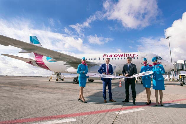 Bilder des Jahres 2021, News 11 November News Themen der Woche KW44 News Bilder des Tages Jens Bischof, CEO of Eurowings, second from left, and Jiri Pos, CEO of the Vaclav Havel Airoport Prague, third from right, launch new Prague base of Eurowings, subsidiary of Lufthansa, in the Vaclav Havel Airoport Prague in Prague, Czech Republic, November 2, 2021. (CTKxPhoto MichaelaxRihova) CTKPhotoP2021110206202  mir 2