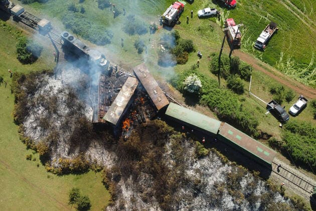 Bilder des Jahres 2021, News 11 November News Themen der Woche KW44 News Bilder des Tages Victoria, 2 noviembre 2021. Un ataque incendiario se registro durante la manana de este martes en la Macrozona Sur, afectando a un tren de carga.El servicio se encuentra suspendido entre Victoria y Temuco. Mario Quilodran Aton Chile, Victoria Chile Aton_556524 *** Victoria, 2 November 2021 An arson attack was recorded during the morning of Tuesday in the South Macrozone, affecting a freight train. The service is suspended between Victoria and Temuco Mario Quilodran Aton Chile, Victoria Chile Aton 556524  Copyright: MARIOxQUILODRAN ATONCHILE