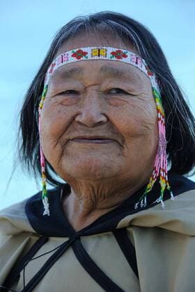 IMAGO Nature: Unsere Erde, Naturschutz, Indigene Völker Inuit-Frau, Pond Inlet, Baffin-Insel, Nunavut, Kanada, Baffi, Inuit, Eskimo, Schamane, Schamanin, Island, Nordamerika *** Inuit woman, Pond Inlet, Baffin Island, Nunavut, Canada, Baffi, Inuit, Eskimo, Shaman, Shamaness, Iceland, North America Copyright: imageBROKER/E.xBaccega iblbac05509021.jpg