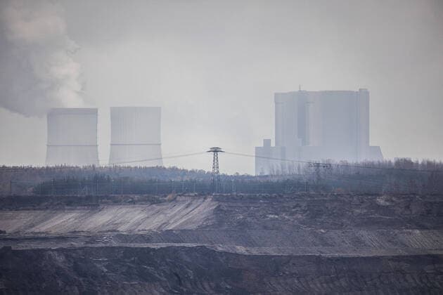 Das Kohlekraftwerk Schwarze Pumpe zeichnet sich ab hinter dem Braunkohletagebau Welzow in Welzow, 02.11.2021. Neben Jaenschwalde und Boxberg ist Schwarze Pumpe eines von drei Kraftwerken in der Lausitz, deren wirtschaftliche Infrastruktur massgeblich von der Kohlefoerderung abhaenig ist. Welzow Deutschland *** The Schwarze Pumpe coal-fired power plant stands out behind the Welzow opencast lignite mine in Welzow, 02 11 2021 Along with Jaenschwalde and Boxberg, Schwarze Pumpe is one of three power plants in Lusatia whose economic infrastructure is largely dependent on coal production Welzow Germany Copyright: xFlorianxGaertner photothek.dex