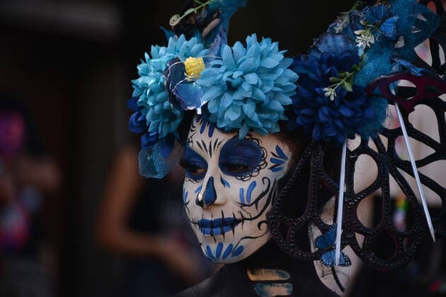 Catrinas And Skulls Mexican Day of The Dead Parade MEXICO CITY, MEXICO - NOVEMBER 2, 2021: A person participates during Catrinas and Skulls Parade to celebrate Mexico s Day of the Dead, participants walk from House of culture Jesus Reyes Heroles to Hidalgo Garden, as part of Dia de Muertos celebrations to commemorate the dead in their Day at Coyoacan town hall. On November 2, 2021 in Mexico City, Mexico. (Photo by Carlos Tischler Eyepix Group) Copyright: xCarlosxTischlerx xEyepixxGroupx EYEPIXGROUP_CT_02112021_18240