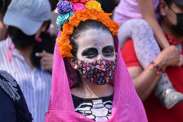 Catrinas And Skulls Mexican Day of The Dead Parade MEXICO CITY, MEXICO - NOVEMBER 2, 2021: A person participates during Catrinas and Skulls Parade to celebrate Mexico s Day of the Dead, participants walk from House of culture Jesus Reyes Heroles to Hidalgo Garden, as part of Dia de Muertos celebrations to commemorate the dead in their Day at Coyoacan town hall. On November 2, 2021 in Mexico City, Mexico. (Photo by Carlos Tischler Eyepix Group) Copyright: xCarlosxTischlerx xEyepixxGroupx EYEPIXGROUP_CT_02112021_18232