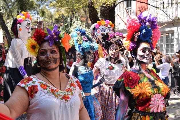 Catrinas And Skulls Mexican Day of The Dead Parade MEXICO CITY, MEXICO - NOVEMBER 2, 2021: A person participates during Catrinas and Skulls Parade to celebrate Mexico s Day of the Dead, participants walk from House of culture Jesus Reyes Heroles to Hidalgo Garden, as part of Dia de Muertos celebrations to commemorate the dead in their Day at Coyoacan town hall. On November 2, 2021 in Mexico City, Mexico. (Photo by Carlos Tischler Eyepix Group) Copyright: xCarlosxTischlerx xEyepixxGroupx EYEPIXGROUP_CT_02112021_18234