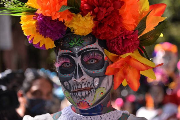 Catrinas And Skulls Mexican Day of The Dead Parade MEXICO CITY, MEXICO - NOVEMBER 2, 2021: A person participates during Catrinas and Skulls Parade to celebrate Mexico s Day of the Dead, participants walk from House of culture Jesus Reyes Heroles to Hidalgo Garden, as part of Dia de Muertos celebrations to commemorate the dead in their Day at Coyoacan town hall. On November 2, 2021 in Mexico City, Mexico. (Photo by Carlos Tischler Eyepix Group) Copyright: xCarlosxTischlerx xEyepixxGroupx EYEPIXGROUP_CT_02112021_18253