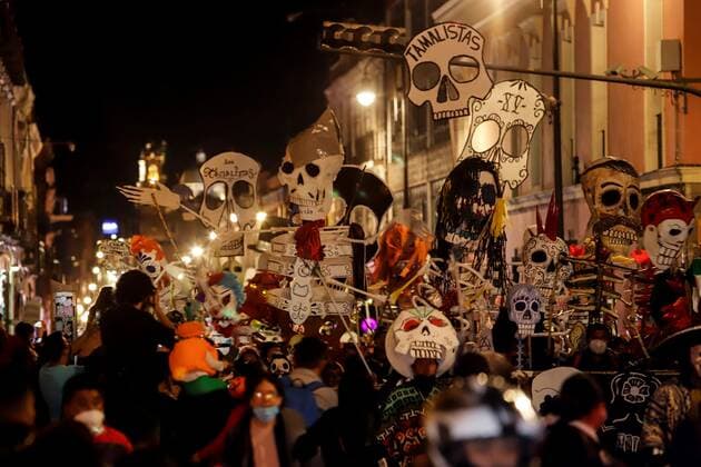 Members of Los Tamalistas participate in a parade to commemorate the Day of the Dead, in the state of Puebla, Mexico, 02 November 2021. A hundred skulls made with recycling materials toured this Tuesday, on the traditional Day of the Dead in Mexico, the main streets of the Mexican city of Puebla, in the center of the country. Recycling skulls parade through the streets of the Mexican city of Puebla !ACHTUNG: NUR REDAKTIONELLE NUTZUNG!  Copyright: xHildaxRiosx MEX5955 20211103-10ce07dc7acbbf8afdd46159bc3b49a6e95bda27
