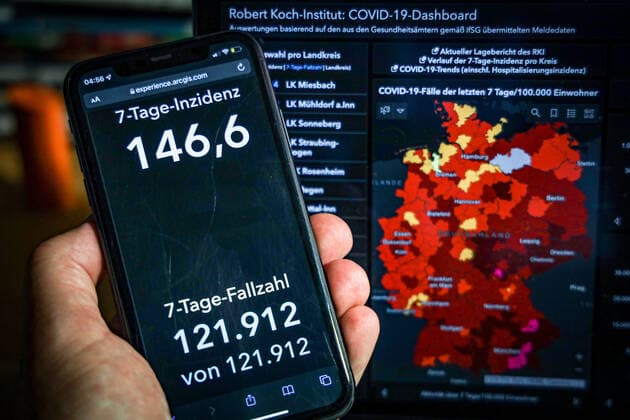 Coronavirus in Deutschland - Covid-19-Dashboard des Robert Koch-Institut 03.11.2021: Robert Koch-Institut: 7-Tage-Inzidenz 146,6. 7-Tage-Fallzahl 121.912. COVID-19-Fälle 4.638.419. Zugang um 20.398 gegenüber dem Vortag. COVID-19-Todesfälle 96.027. Zugang um 194 gegenüber dem Vortag.