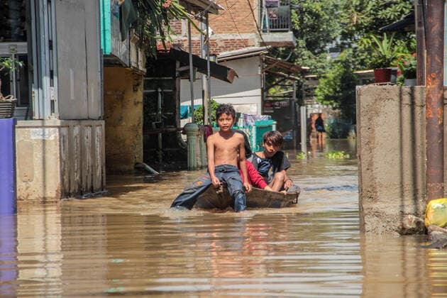 November 3, 2021, Dayeuhkolot, Indonesia: Residents are being evacuated by using a boat..Citarum river overflowed due to the heavy rainfall inundating thousands of houses in Bandung regency including Dayeuhkolot, Bojongsoang, and Baleendah. Dayeuhkolot Indonesia - ZUMAs197 20211103_zaa_s197_027 Copyright: xAlgixFebrixSugitax