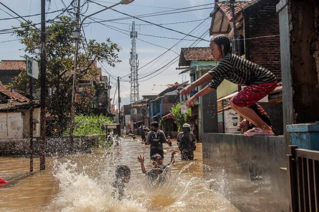 Bilder des Jahres 2021, News 11 November News Themen der Woche KW44 News Bilder des Tages November 3, 2021, Dayeuhkolot, Indonesia: Children are seen playing in a flooded area..Citarum river overflowed due to the heavy rainfall inundating thousands of houses in Bandung regency including Dayeuhkolot, Bojongsoang, and Baleendah. Dayeuhkolot Indonesia - ZUMAs197 20211103_zaa_s197_028 Copyright: xAlgixFebrixSugitax