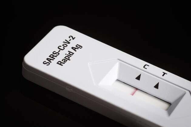 Ein negativer SARS-CoV-2 Rapid Ag Antigen Schnelltest liegt auf einem Tisch. Berlin, 03.11.2021 Berlin Deutschland