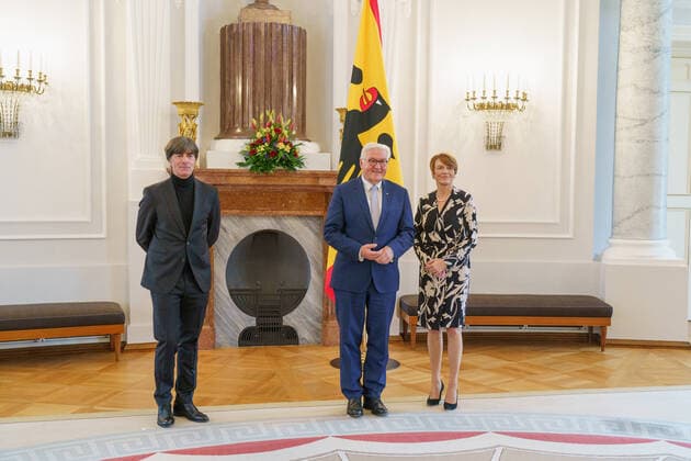 Bilder des Jahres 2021, News 11 November News Themen der Woche KW44 News Bilder des Tages Bundespräsident Frank-Walter Steinmeier empfängt den ehemaligen Bundestrainer Joachim Löw und gibt ihm zu Ehren ein Mittagessen in Schloss Bellevue - Joachim Löw, Frank-Walter Steinmeier und Elke Büdenbender, Ehefrau von Frank-Walter Steinmeier (von links);Bundespräsident Frank-Walter Steinmeier empfängt den ehemaligen Bundestrainer Joachim Löw und gibt ihm zu Ehren ein Mittagessen in Schloss Bellevue - Joachim Löw, Frank-Walter Steinmeier und Elke Büdenbender, Ehefrau von Frank-Walter Steinmeier (von, Berlin Berlin Deutschland Schloss Bellevue *** Federal President Frank Walter Steinmeier receives former national coach Joachim Löw and gives him a luncheon in his honour at Bellevue Palace Joachim Löw, Frank Walter Steinmeier and E
