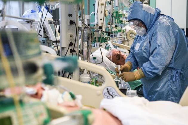 Russia Coronavirus Treatment 6688000 03.11.2021 Medical workers tend to intensive care patients at Moscow City Clinical Hospital No 15, where COVID-19 patients receive treatment, in Moscow, Russia. Evgeny Odinokov Sputnik Moscow Russia  Copyright: xEvgenyxOdinokovx