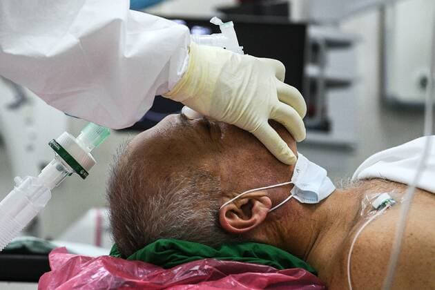 Russia Coronavirus Treatment 6688001 03.11.2021 Medical workers tend to intensive care patients at Moscow City Clinical Hospital No 15, where COVID-19 patients receive treatment, in Moscow, Russia. Evgeny Odinokov Sputnik Moscow Russia  Copyright: xEvgenyxOdinokovx
