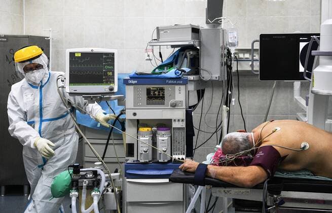 Russia Coronavirus Treatment 6688002 03.11.2021 Medical workers tend to intensive care patients at Moscow City Clinical Hospital No 15, where COVID-19 patients receive treatment, in Moscow, Russia. Evgeny Odinokov Sputnik Moscow Russia  Copyright: xEvgenyxOdinokovx